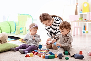 Garde d'enfants à domicile : femme en train de jouer avec des enfants
