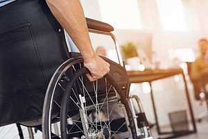 Aide au handicap : Homme sur fauteuil roulant