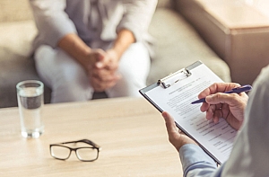 Aide aux séniors : personne dans la consulte d'un médecin.