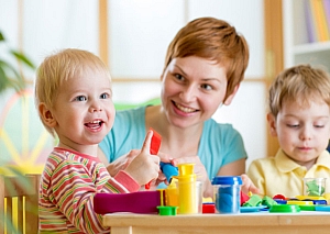 Garde d'enfants à domicile : femme en train de jouer avec des enfants