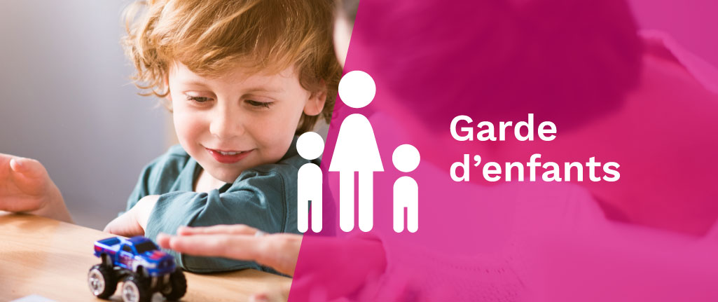 Enfant en train de jouer. A droite sous fond rose le texte : "Garde d'enfants"